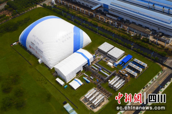 项目像一座蓝白相间的“小山”。z6尊龙·凯时(中国区)官方网站汽轮机 供图